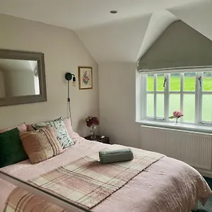 Bed & Breakfast Nr Cheltenham On Cotswold Edge, Churchdown